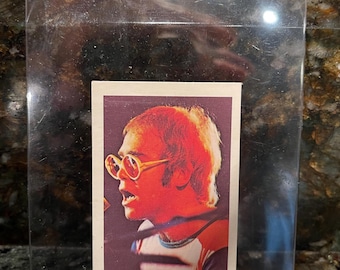 Tarjeta coleccionable sueca de Elton John, años 70, muy rara, en excelente estado.