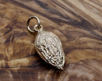 Charm de almendra en oro de 14 kt: un pequeño regalo de un productor californiano