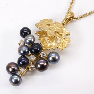 Orecchino e collana black pearl e CZ di gioielli in uva realizzati in 14kt. Gold Vermeil con perle d&#39;acqua dolce nere e zirconia cubica