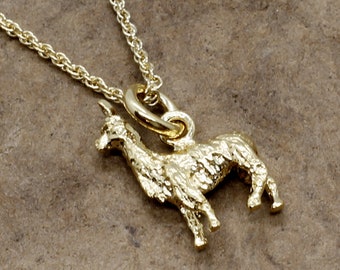 Collar de llama de oro vermeil: colgante de animal 3D tallado a mano. Todos los metales preciosos.