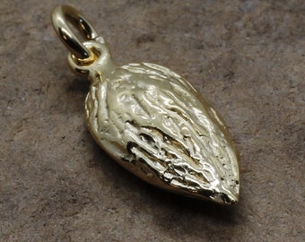 Charm de almendra en oro vermeil de 14 kt: tallado a mano. Todos los metales preciosos.