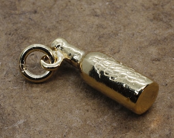 Dije de botella de vino de oro: Diseño de uva en vermeil de 14 kt, todos los metales preciosos