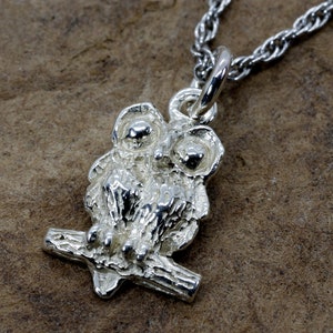 Collar de búho de plata con ojos grandes. Búho de plata de ley 925 en tamaño pequeño, regalo de búho divertido y caprichoso para ella, regalo para niñas pequeñas.