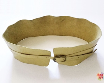 Ceinture large des années 1980, cuir beige crème, boucle bronze, sangle de serrage rétro, streetwear urbain, accessoire de costume, objet de collection, occasion, vintage