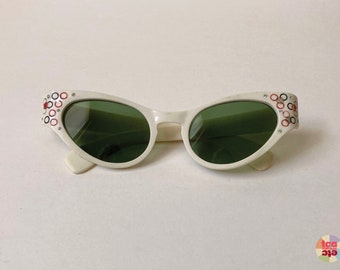 Lunettes de soleil oeil de chat des années 1950, lunettes du milieu du siècle, cadres FG ivoire, accents rouge argent noir, strass, rétro, fabriqué aux États-Unis, utilisé, vintage