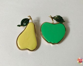 Ensemble de 2 épingles à fruits en émail mod des années 1960, broches en métal émaillé, poire jaune, pomme verte, accessoire rétro, objet de collection mode, occasion, vintage