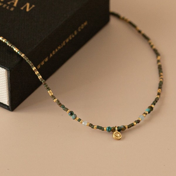 Petit collier de perles de verre avec pierre turquoise africaine naturelle et motif coeur en argent plaqué or