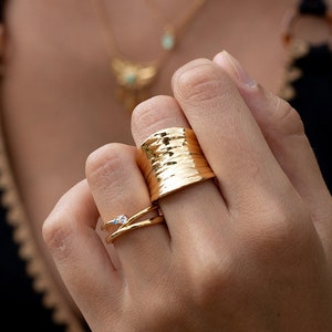Wide adjustable wave-shaped ring, ideal for summer, in a bohemian style, made of 925 sterling silver and 24k gold plated.