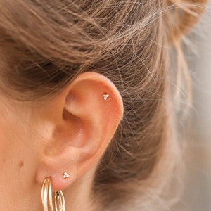 Very small earrings perfect for the second hole with three small zircons in 925 sterling silver and 18K gold plated