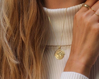 Colar com medalhão com motivo da figura MARIANNE, representa simbolicamente a liberdade, a igualdade e a fraternidade