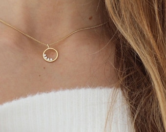 Ketting met gouden cirkelmotief hanger met 4 zirkonen in sterling zilver en 24k goudlaag, El Circulo del Karma