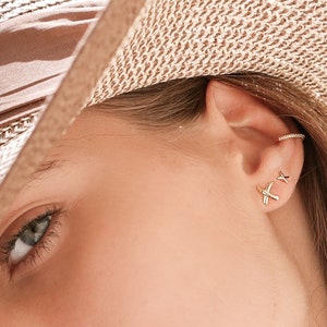Small X-shaped earrings, simple and pretty in 925 sterling silver and 18k gold plated, perfect for the second hole