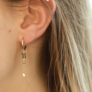 Earrings with 12mm hoop and chain, with olive green baguette stone, made of 925 sterling silver and 24k gold plated