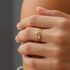 Dreifach verbundener Ring, verziert mit einigen wunderschönen Sternen mit Zirkonen
