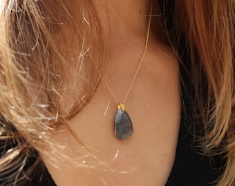 Collier en pierre de labradorite naturelle semi-précieuse en forme de goutte en argent sterling ou plaqué or