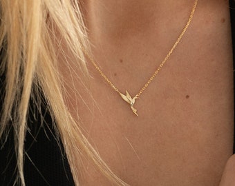 Choker met kleine kolibriehanger van sterling zilver en verguld.