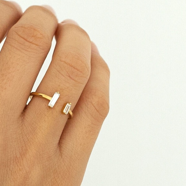 Fine open and adjustable ring with two vertical bars of faceted carved white ZIRCONIA in sterling silver and gold-plated silver