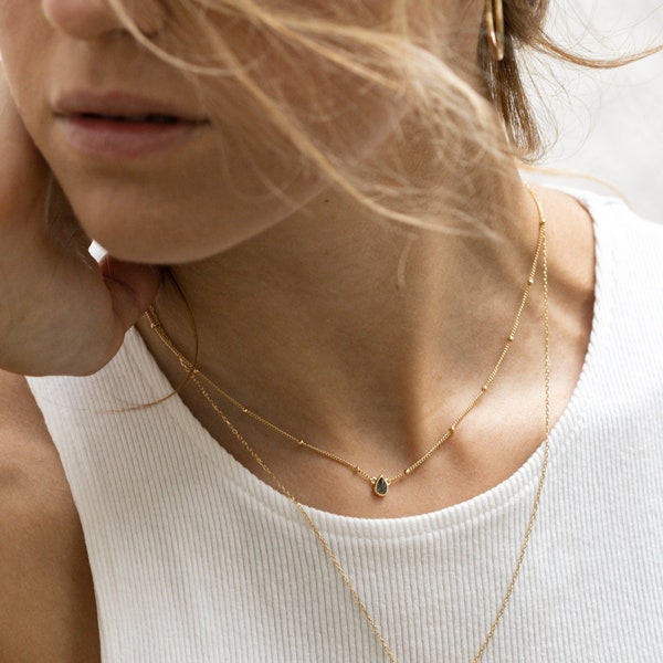 Collar con colgante de piedra natural en forma de gota o lagrima pequeña, piedra Labradorita, oro/plata