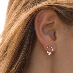Earrings with front circle and white zircons, made of 925 sterling silver and 18k gold plated