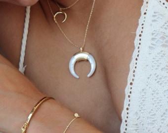 Grande collana bohémien con luna bianca invertita o mezzaluna con doppio corno in argento sterling e argento placcato oro