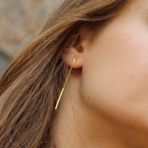 Eleganti orecchini con due barrette e una catena, realizzati in argento sterling e placcati in oro 24k.