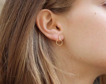 Earrings with a small front hoop anchored to a Stick with 6 beautiful zircons, in sterling silver and 18k gold plated.