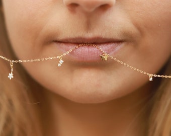 Choker met kleine toverstaf, pijl- en vlinderhangers gecombineerd met kleine zirkonia's van sterling zilver