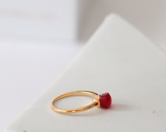 Ring mit rotem Stein, Solitärring in Rot, minimalistischer Ring, Solitärring