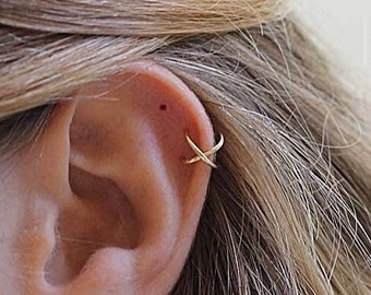 Cartilage earring with an X-shaped design, Ear Cuff type, ideal to give a more punk touch to your style.