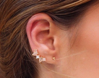 Ohrring ohne Blütenblattloch mit weißen Zirkonen in Silber