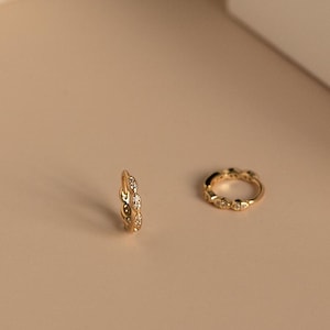 Piccoli orecchini a cerchio da 10 mm con zirconi bianchi a forma di arco in argento e placcatura in oro 24k