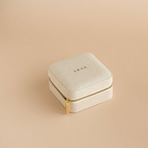 Portagioie organizer quadrato per gioielli con scomparti beige con chiusura a cerniera