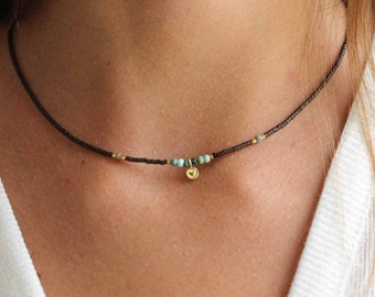 Petit collier de perles de verre avec pierre turquoise africaine naturelle et motif coeur en argent plaqué or