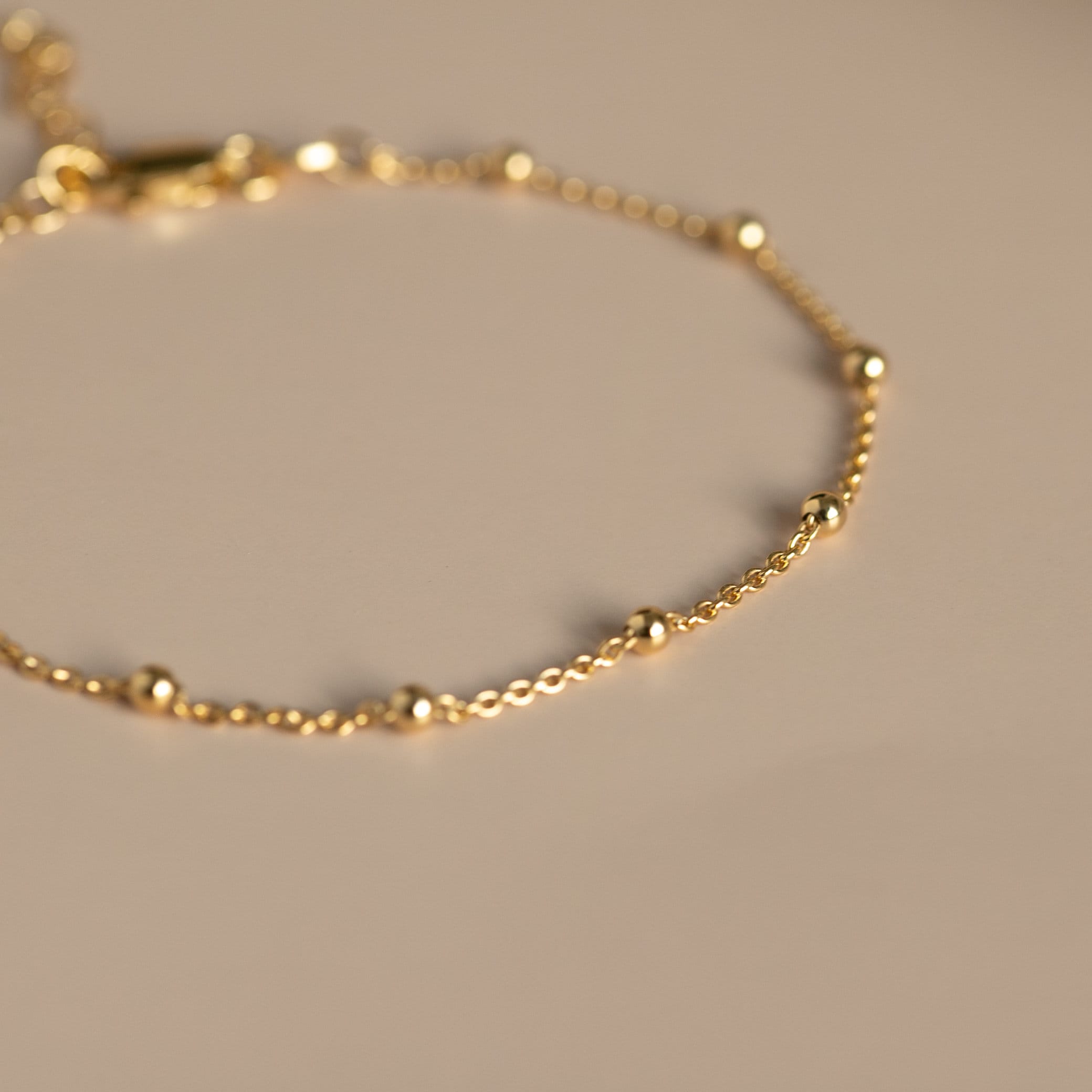 Bracciale Rigido MetJakt In Argento Sterling Placcato Oro 18k: Sottile Con Perle Da 2,5 Mm - Eleganza Quotidiana