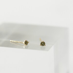Tiny stud green earrings, 3mm peridot studs earrings, emerald earrings, stud earrings, emerald earrings