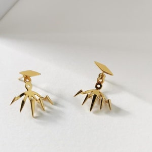 Ear jacket type earrings with spikes that peek out from behind, with triangles made of sterling silver Gold plated/Baño oro