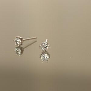 Solitaire earrings with 5mm six-claw zircon, simple and minimalist in 24k gold-plated sterling silver Plata/Silver