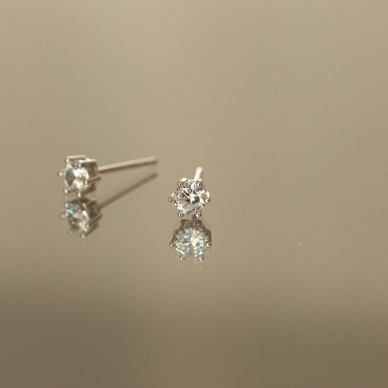 Solitaire earrings with 5mm six-claw zircon, simple and minimalist in 24k gold-plated sterling silver Plata/Silver