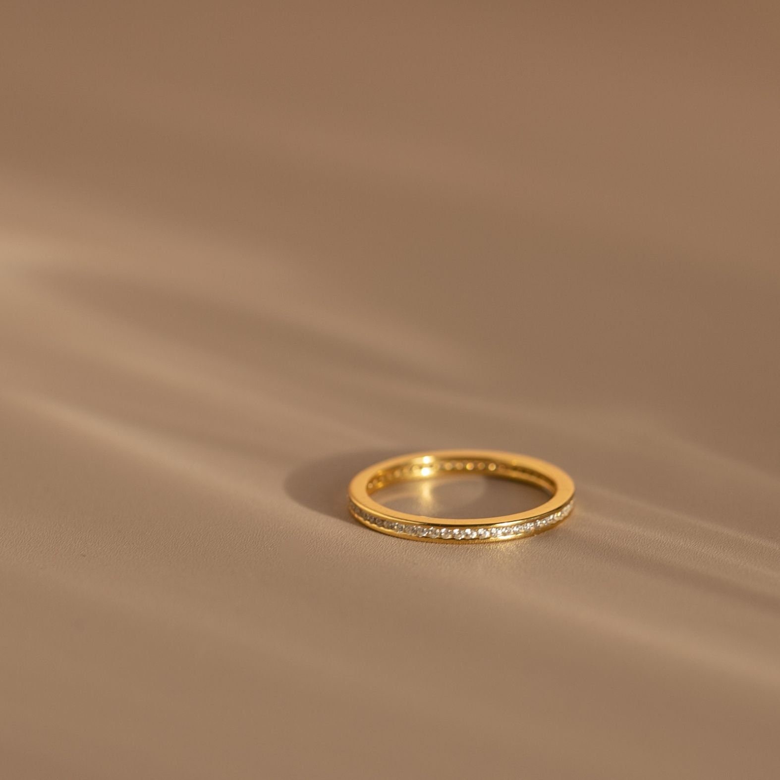 Lindo anel com faixa de zircão branco em prata de lei e prata banhada a ouro 24k