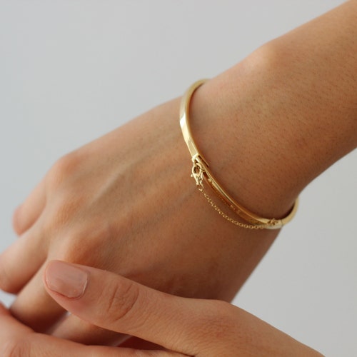 Bracelet ovale avec petite chaîne et fermoir mousqueton, bracelet rigide plaqué or