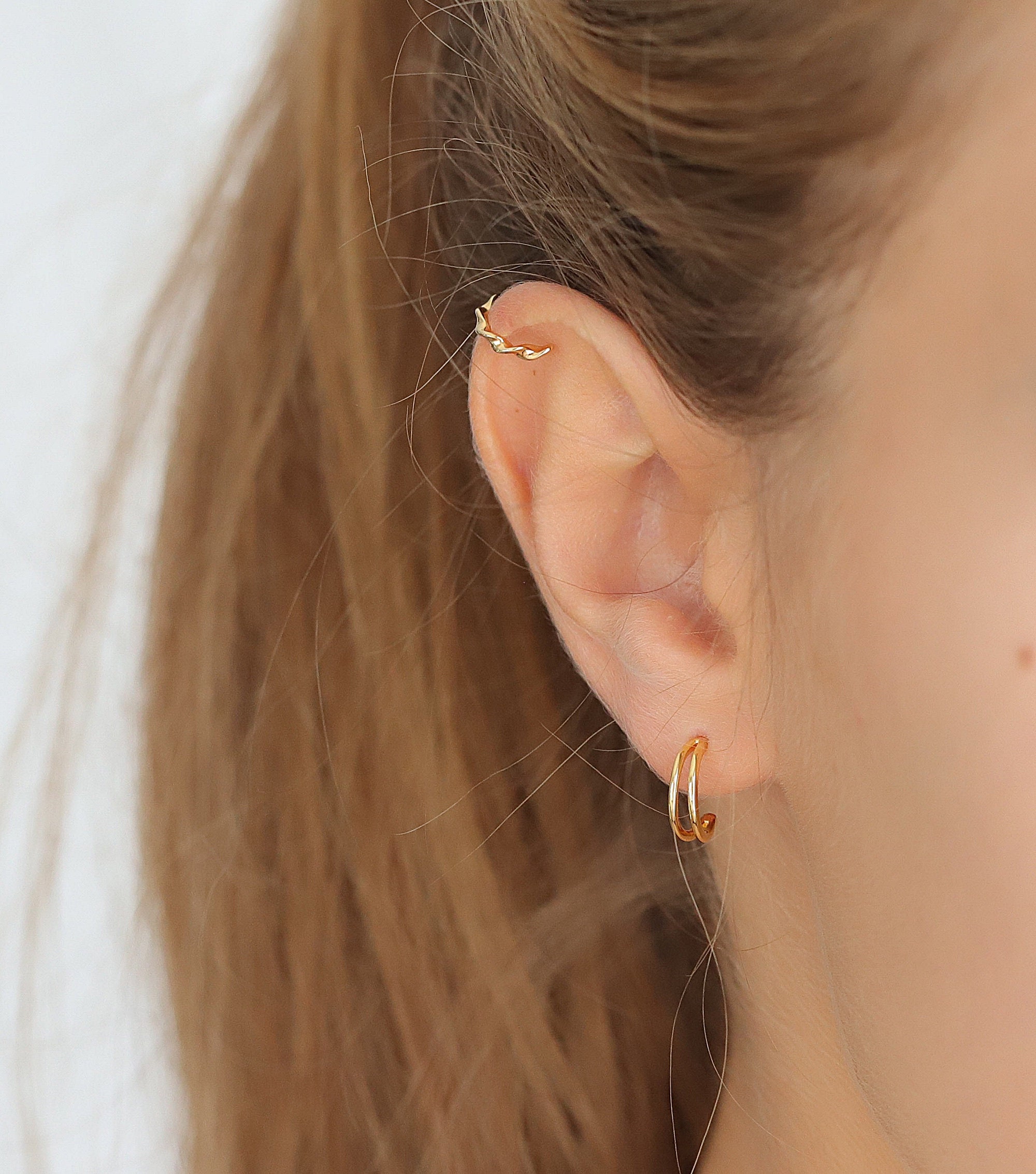 [Rita monica] Red Velvetジョイ着用☆Double Hoop Earrings Siren Muse Wave Huggie Earrings in 18k Gold Vermeil on