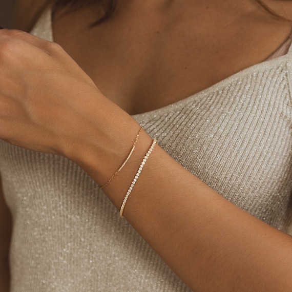 Bracelet With a Very Fine and Elegant Bar-shaped Line of  display picture 1