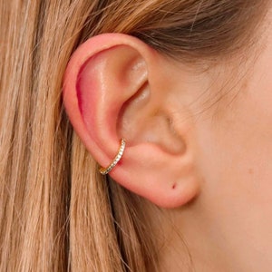Orecchino senza foro con tipo ear cuff con zirconi bianchi in argento sterling e placcato oro 18k