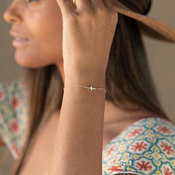 Preciosa pulsera con cruz y circonitas de cadena fabricada en plata de ley y baño de oro