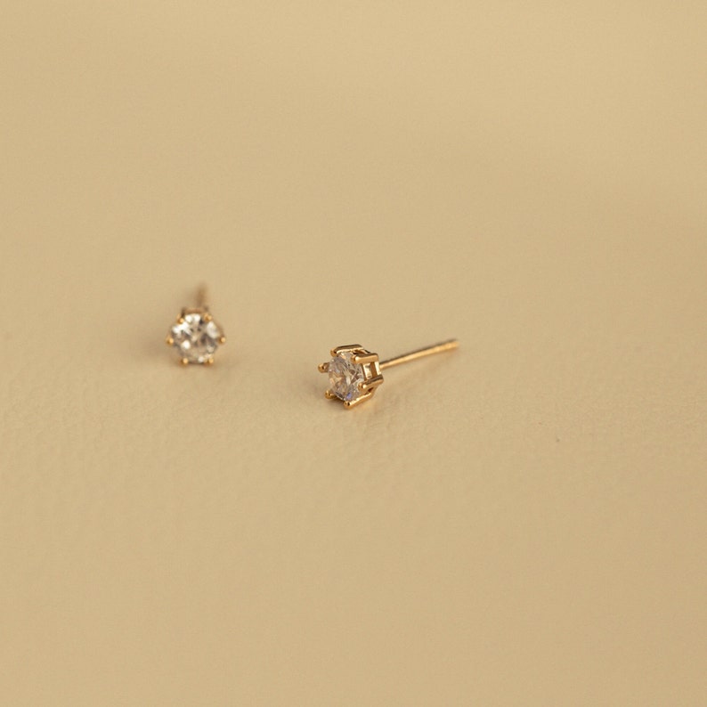 Solitaire earrings with 5mm six-claw zircon, simple and minimalist in 24k gold-plated sterling silver Baño oro/Gold plated