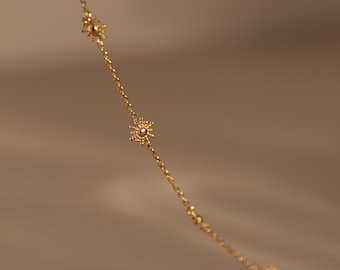 Prachtige choker met kleine zonnetjes, gemaakt van sterling zilver en verguld.