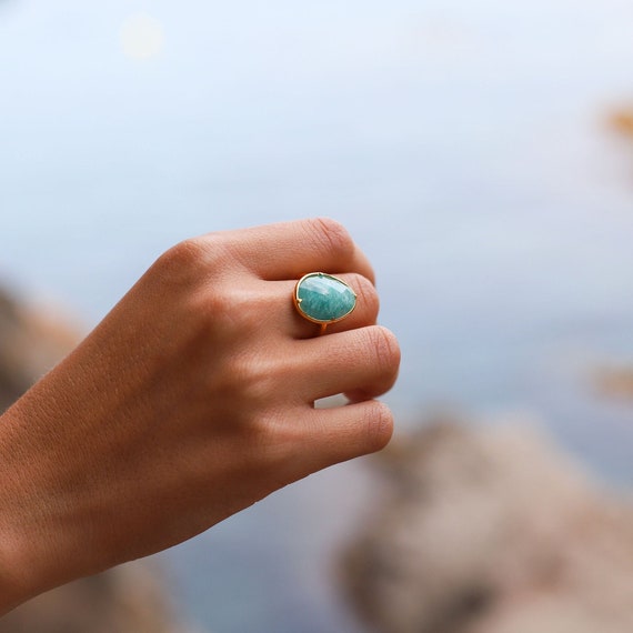 Anillo de Amazonita con una gema de piedra natural, de estilo bohemio fabricado en plata de ley y chapado en oro de 24k