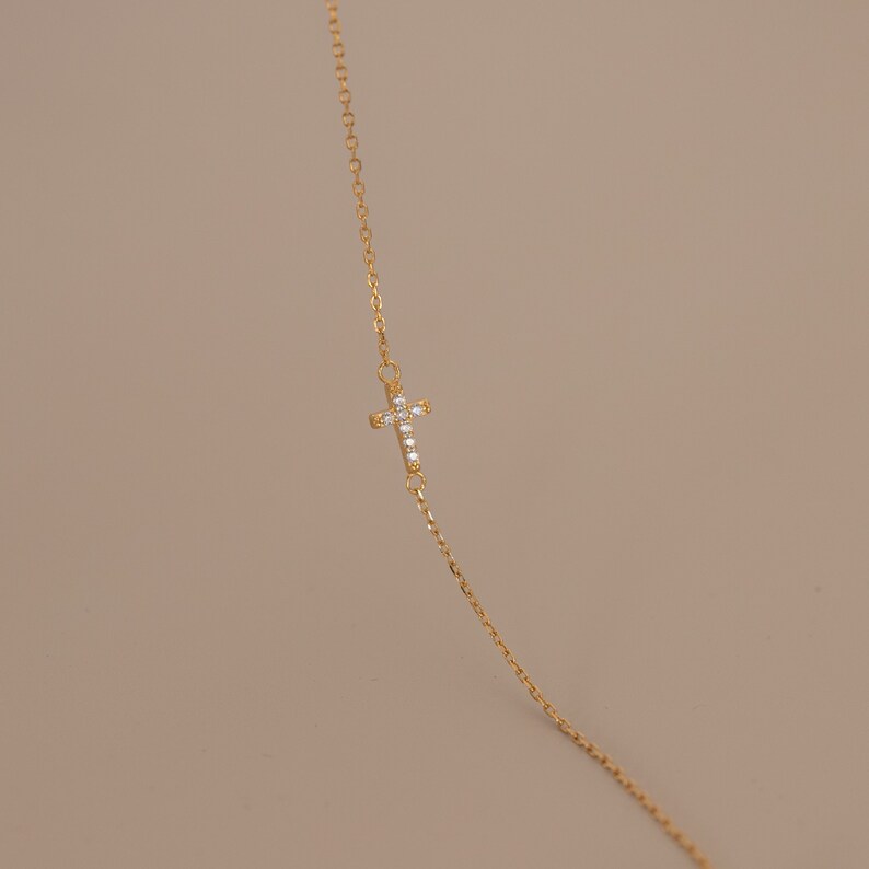 Prachtige armband met kruisje en ketting van zirkonia, gemaakt van sterling zilver en verguld. afbeelding 2