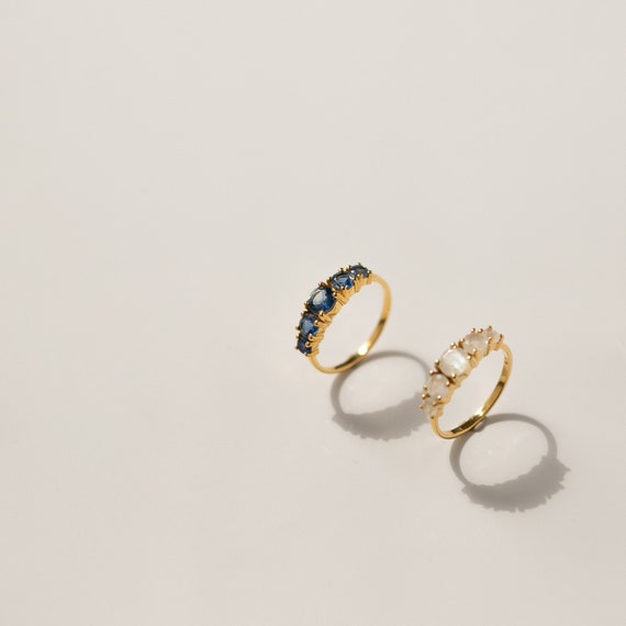 Anillo de piedras con piedra cianita natural facetada en plata de ley y baño en oro