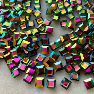 Ongerepte Swarovski-kristallen met platte achterkant!! Artikel 4404! In felbegeerde Medium Vitrail !! Verkocht per kavel van zes stuks. Artikelnummer 11213: